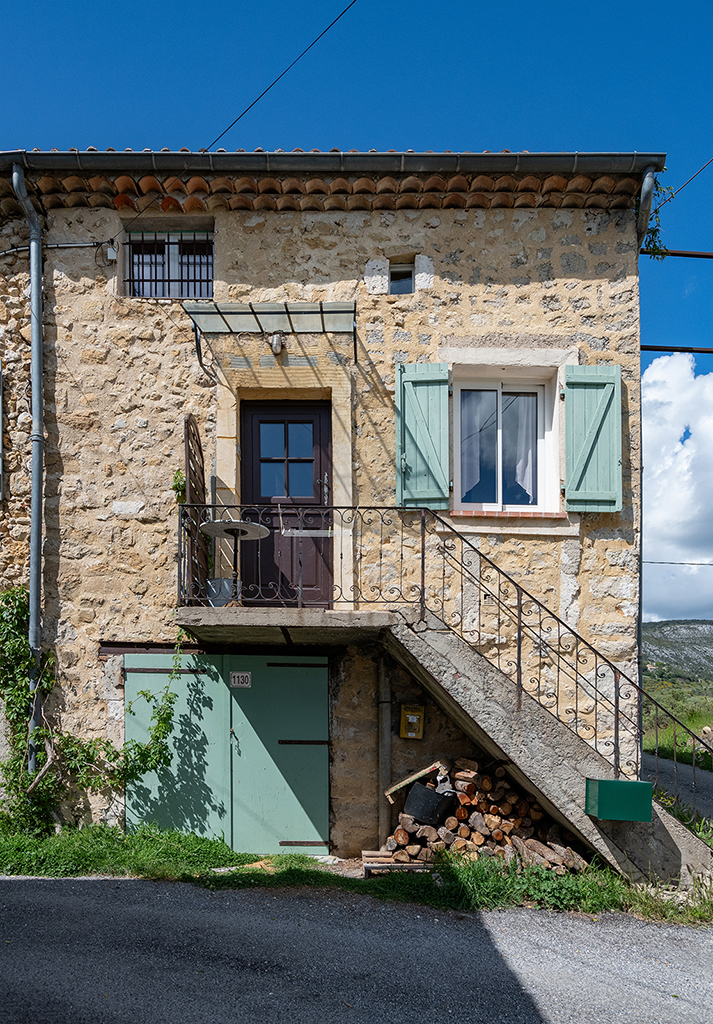 Partie ouest de la ferme située au nord du hameau, détail des jambages de l'ancienne porte haute (18e siècle ?) sous la fenêtre.