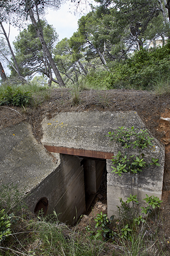 Casemate n° II de la batterie, détail du couloir-escalier à deux volées d'accès à la gorge, passant dans un avant-corps central