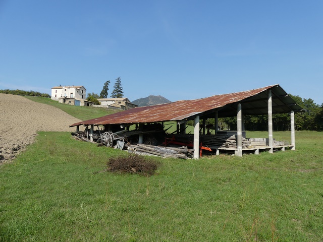 Hangar sur piliers en béton, à la Grande Coste.