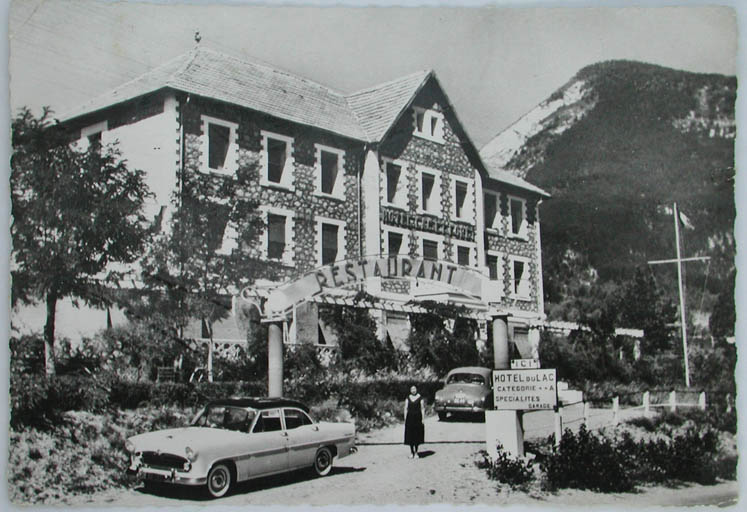 [Saint-André-les-Alpes : hôtel Lac et Forêt]. Vue générale depuis le sud-est après 1948.
