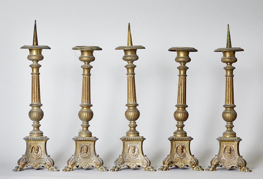 Série de cinq chandeliers d'autel
