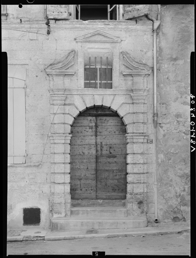 Façade antérieure, porte.