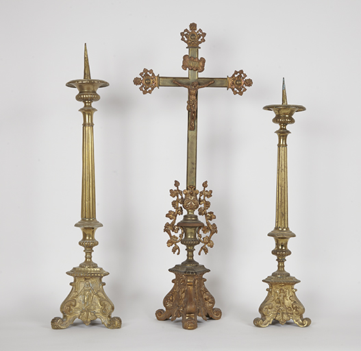 Garniture d'autel : croix d'autel, six chandeliers d'autel