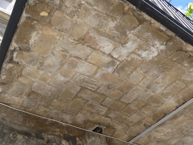 Partie ouest. Elévation sud, deuxième niveau. Balcon, bâti sur voûtes en brique.
