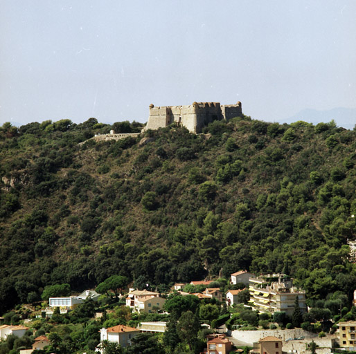 Vue rapprochée du fort depuis le nord-est.