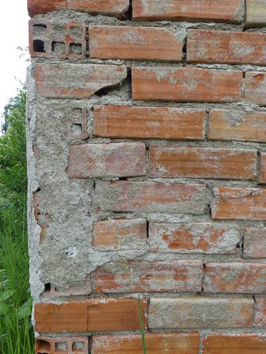 Maçonnerie en briques creuses. Bâtiment au quartier du Petit Pré Gris (Ribiers).