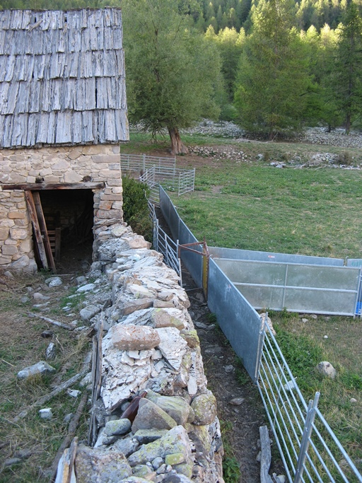 Passe moderne métallique (cabane sur le plateau des Sagnes, Villars-Colmars).