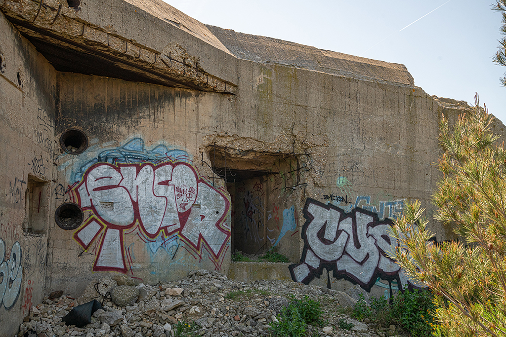 Poste de direction de tir type M 178, porte dans le mur de gorge et flanc avec créneau à gauche