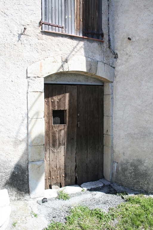 Façade sud, étage de soubassement. Articulation de la tour d'angle sud-est avec le corps de logis principal. L'encadrement en pierre de taille de l'espace agricole est en partie masqué, attestant un collage de la tour.