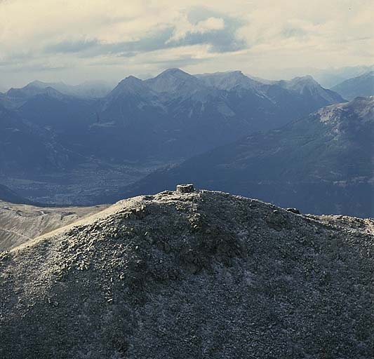 Vue aérienne d'une partie des retranchements de Berwick et du poste de guet en pierres sèches à proximité du col.