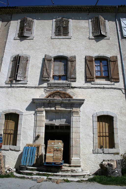 Castellane. Château d'Eoulx. L'entrée en façade principale sud avec son encadrement en pierre de taille calcaire.