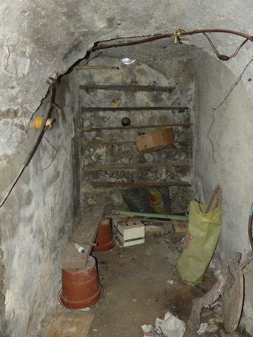 Etage de soubassement, cellier. Couloir devant la cuve maçonnée, vue de volume prise du sud.