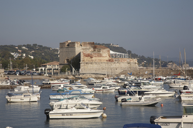 Ensemble du fort, côté droit, depuis le port.