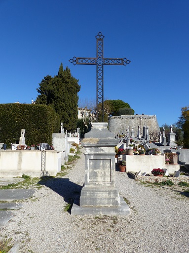 Croix de cimetière. Vue d'ensemble prise du sud.