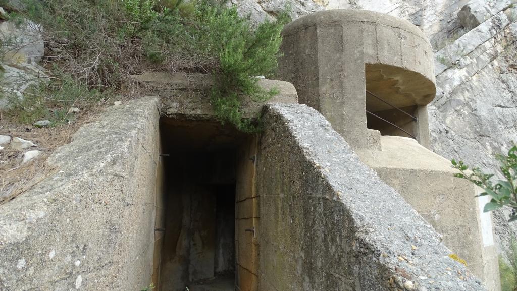 Verrou de Ners,  côté nord de la route : tobrouk haut, type Vf58, couvert en guérite, porte latérale.
