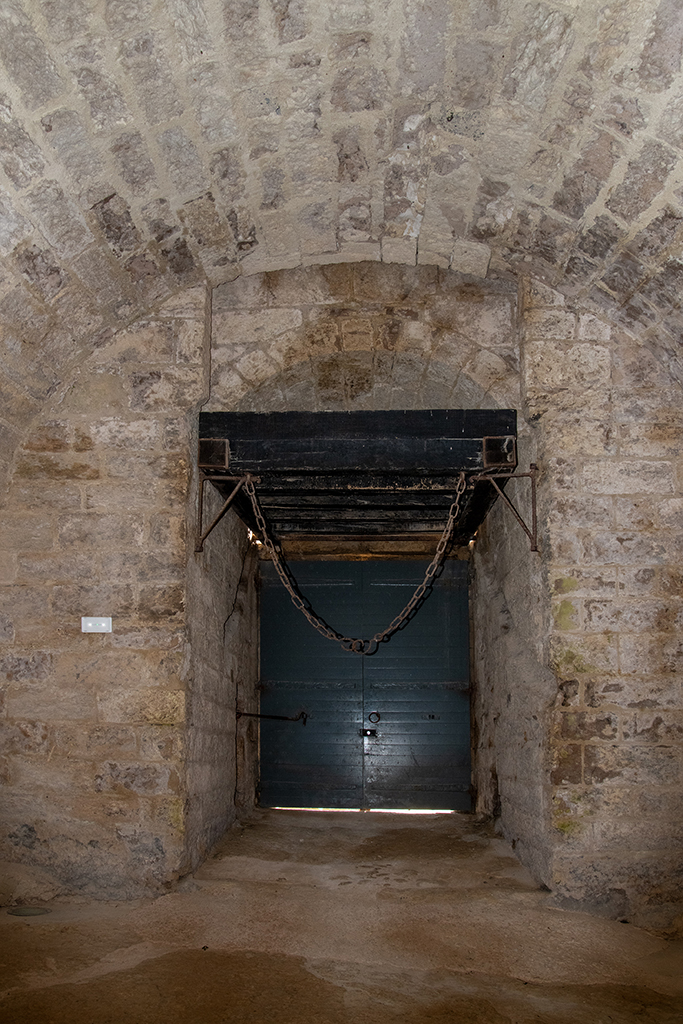 Vue intérieure du passage d'entrée voûté de la porte à pont-levis du fort, 1er segment et sas élargi