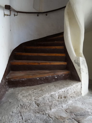 Rez-de-chaussée, cage de l'escalier. Départ de l'escalier, marche d'appel en pierre de taille.