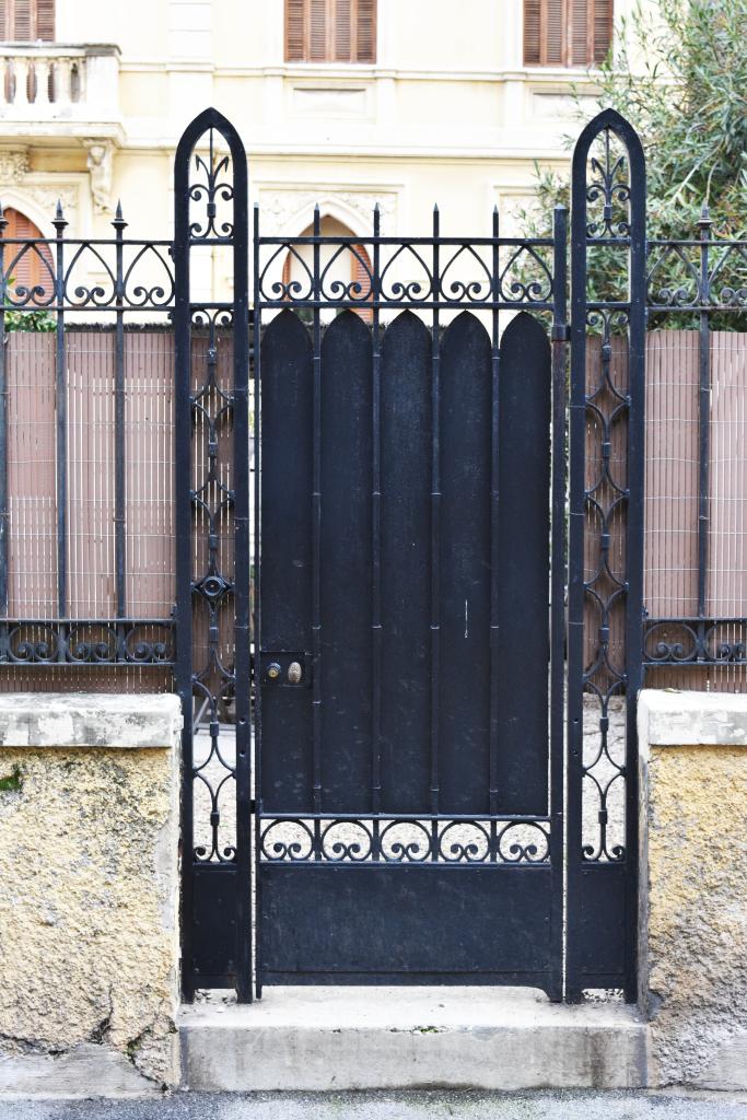 maison de villégiature (villa balnéaire) dite villa Degioanni, ayant abrité l'hôtel pension "Roubert" puis l'hôtel "Villa Kléber", actuellement immeuble