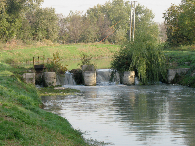 barrage réaménagé en seuil de passage