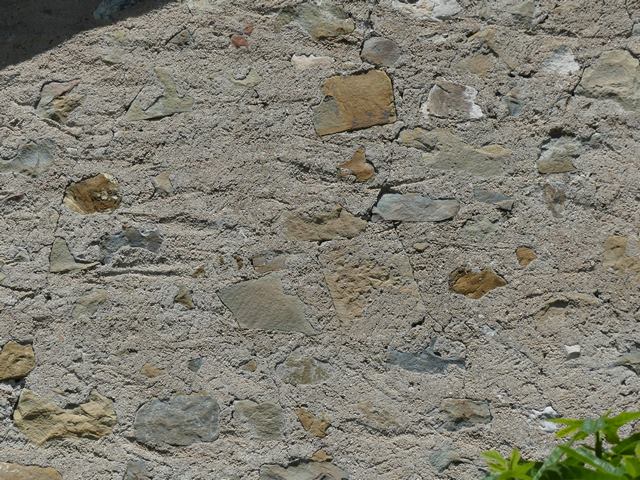 Bâtiment est. Pignon est, pierres de taille en remploi.