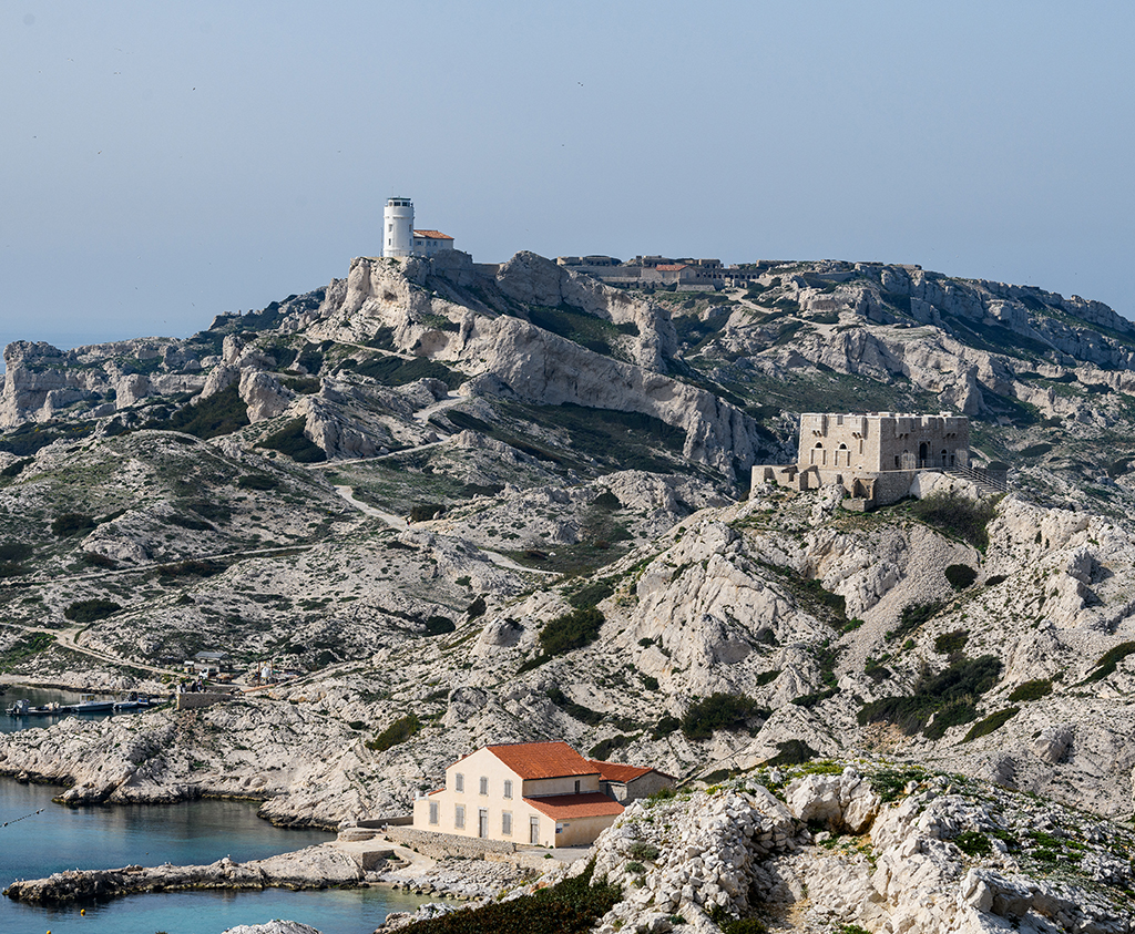 La tour de Poméguet, le port de Pomègues, le sémaphore et la batterie Caveaux vue générale est-sud-est