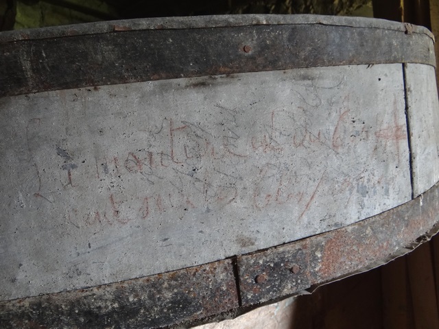 Bâtiment principal. Etage de soubassement, meunerie. Crible avec inscription « la mouture est du 6 au 7 pour cent sur les blés propres ».