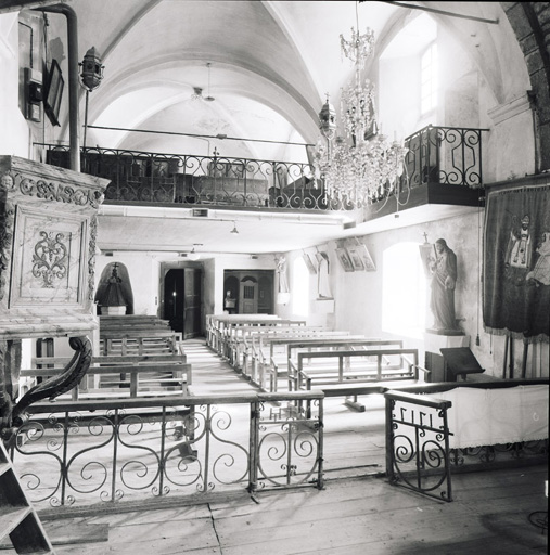 Vue intérieure de la nef, depuis le choeur.