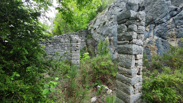 Bergerie de l'ensemble agricole de Saint-Bernard (2023 G 52). Bâtiment adossé à la paroi rocheuse au nord.
