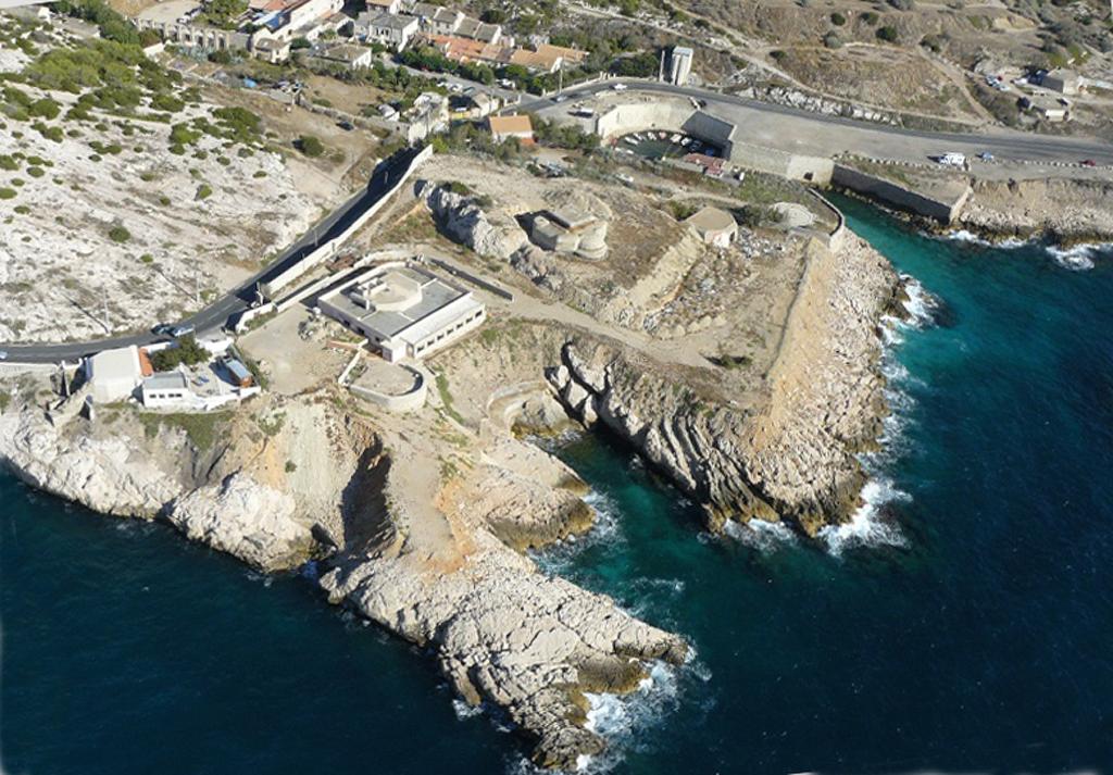 vue aérienne du secteur nord de la batterie : casemate R612 et poste de direction de tir R636 encadré des casemates R669 n°1 et 2