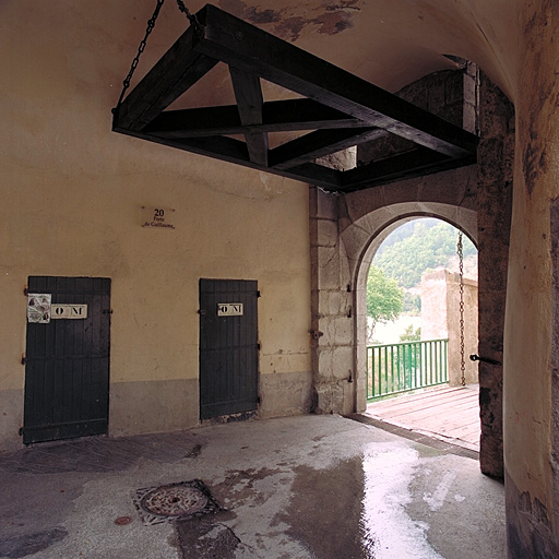 Porte 8 - 10. Sas d'intérieur en chicane de la porte 9.