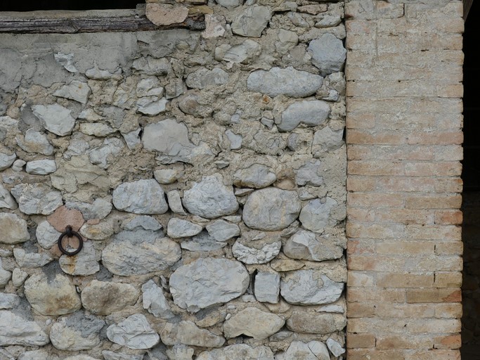 Remplissage en maçonnerie de moellons calcaire appuyée sur un pilier en brique pleine. Ferme de Pré Paradis (Ribiers).