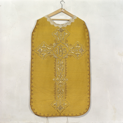 ensemble de vêtements liturgiques : chasuble, étole (ornement doré)