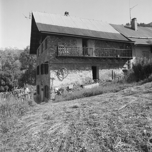 Mur est. Au niveau de la grange un grand balcon à balustres plats.