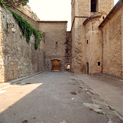 Porte 15. Vue de la tour porte 15 façade côté ville.