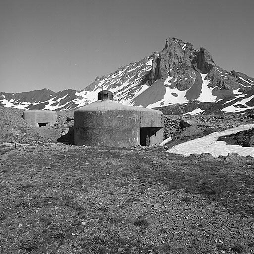 Bloc 1 (entrée). A gauche, bloc 4 (cheminée).