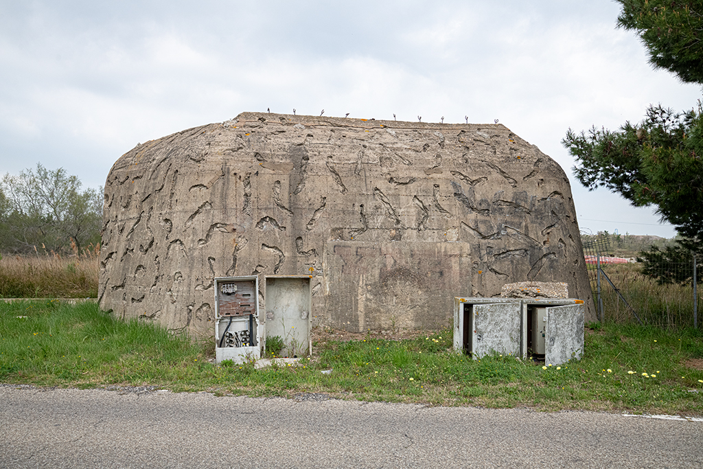 Batterie allemande du Mazet, casemate active du  type Regelbau 669, front à embrasure (murée), parement rainuré (camouflage)