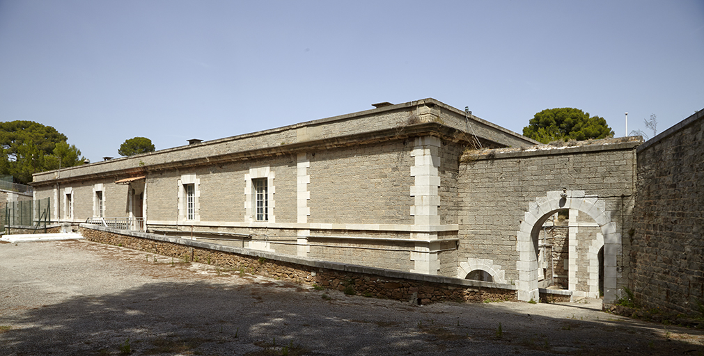 Caserne, façade sur la cour retranchée par un fossé d'isolement de l'étage de soubassement.