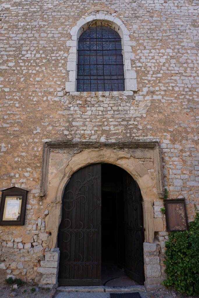 Détail de la façade principale : porte principale surmontée d'une baie.