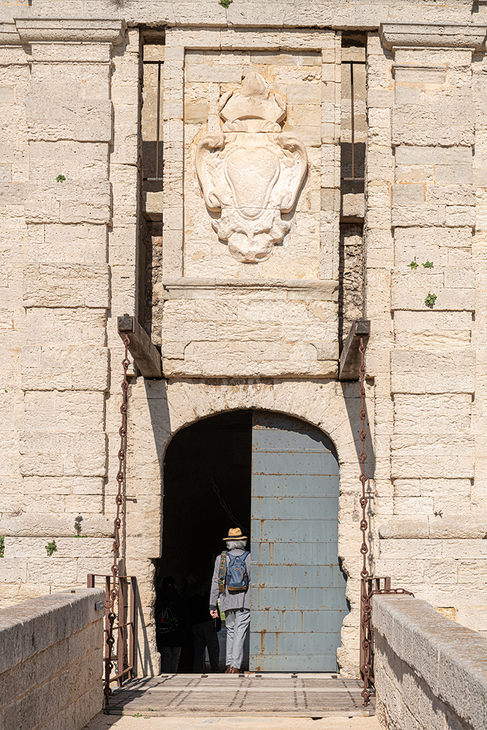 Elévation de la façade monumentale de la porte à pont-levis du fort