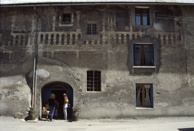 Façade est. Vue d'ensemble. La porte de la court et le décor peint.