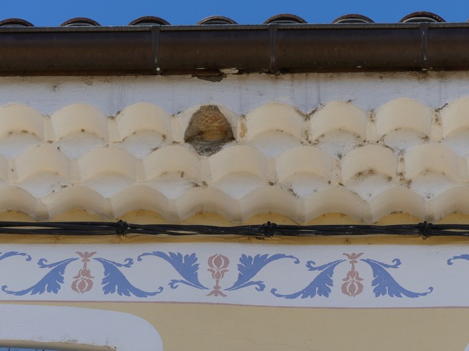 Elévation est, frise peinte et avant-toit constitué de trois rangs de génoise.
