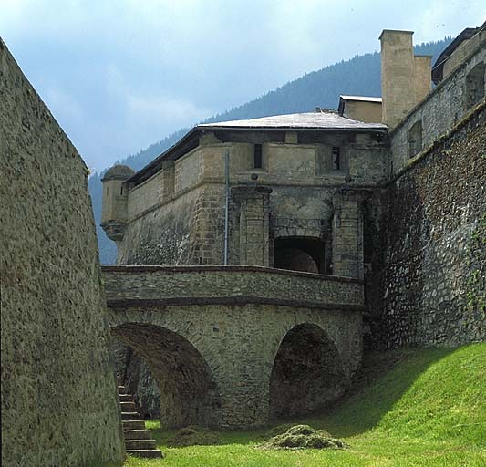 Front de gorge. Demi bastion 1, entrée et pont.