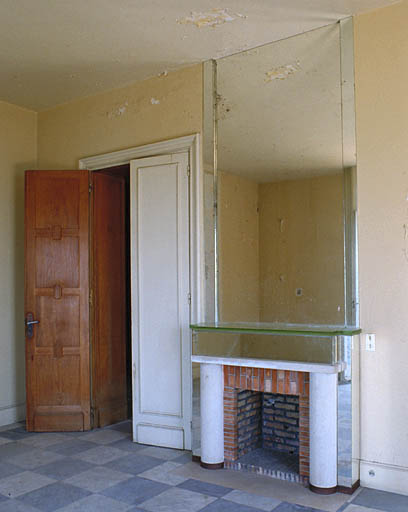 Rez-de-chaussée. Salon . Côté est, cheminée et porte du hall Ac.