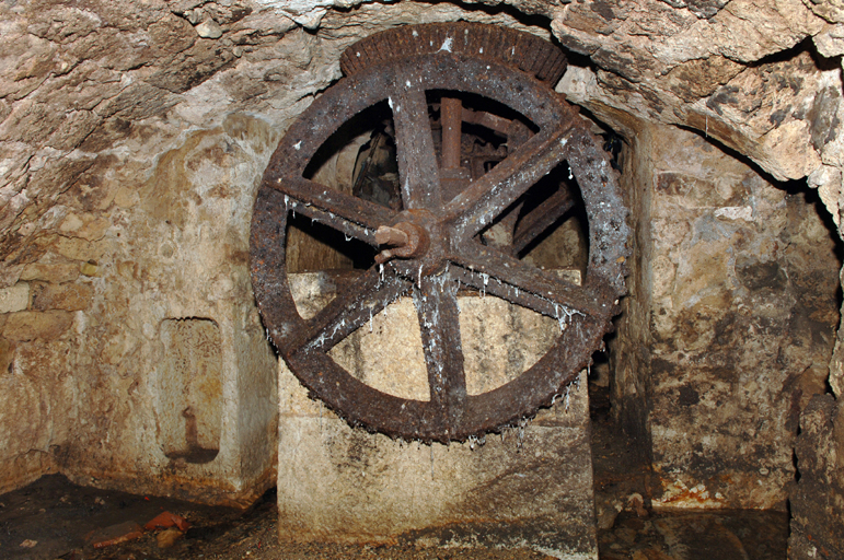 moulin à huile et à farine, puis usine de taillanderie, actuellement immeuble à logements et magasin de commerce