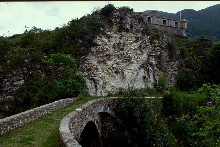 Pont de Saint-Roch (sur le Verdon, ancienne route de Provence) vu de l'est. A droite, le fort de France.