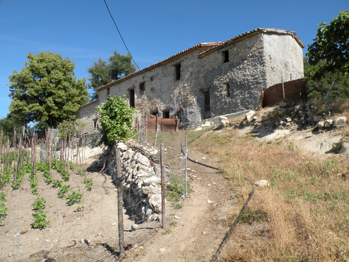 Vue d'ensemble de la ferme de La Croix, parcelle E2 122.