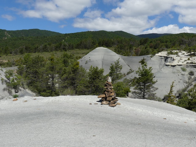Col du Pas du Terme. Cairn et mamelon marneux, marqueurs de la limite communale.