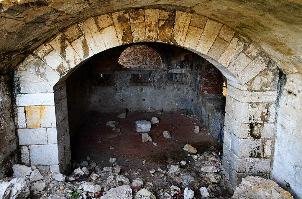 Corps de garde, intérieur de la casemate centrale, arcade de renfort de la voûte et baie à trois créneaux