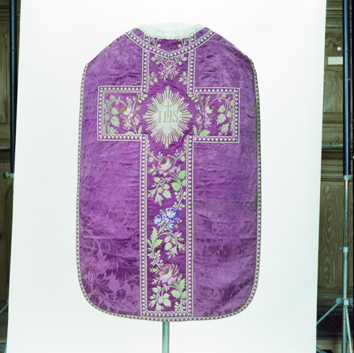 ensemble de vêtements liturgiques (N° 6) : chasuble, étole, manipule, bourse de corporal, voile de calice (ornement rouge)