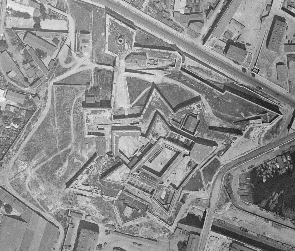 [Vue aérienne verticale de Marseille, détail du fort d'Entrecasteaux], 1924.